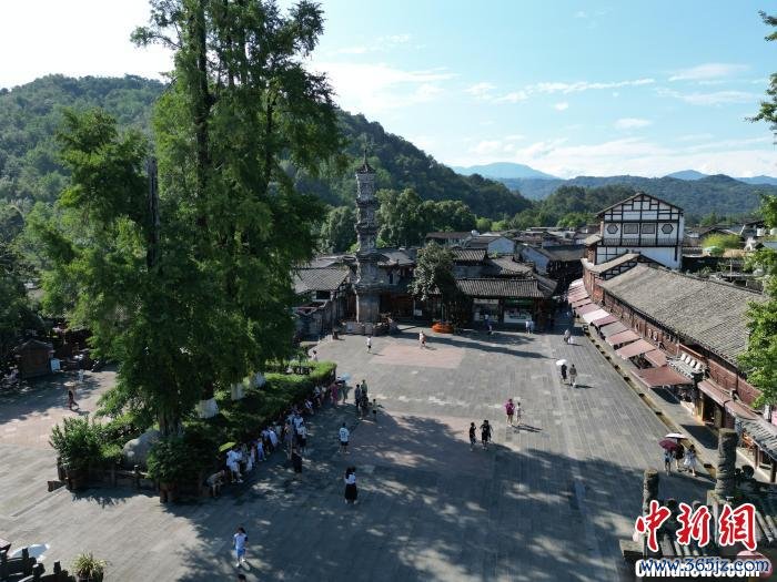 成都街子古镇吸引避暑游客